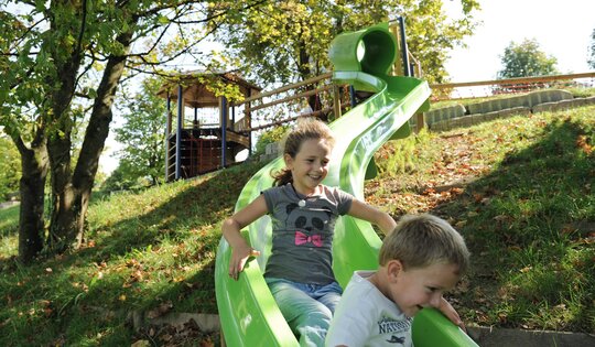 1.10.xx-bombo-Endloskurvenrutsche-mit-Kindern-3.jpg