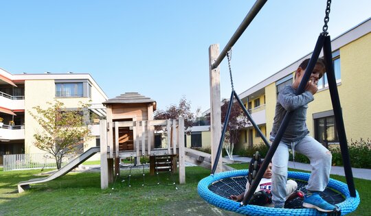 SC.023.3.r-Nestschaukel-mit-Kindern-(2).JPG