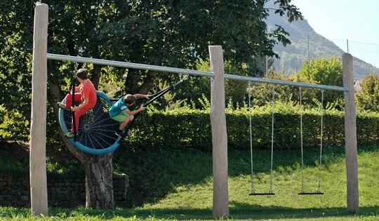 SC.023.32.r-Nestschaukel-Kombination-mit-Kindern.jpg