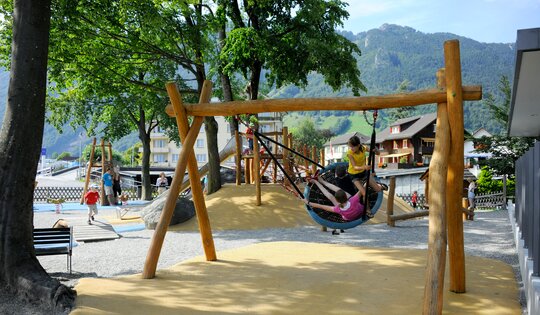 SC.032.3.r-Nestschaukel-mit-Kindern.jpg