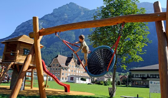 SC.032.3.r-Nestschaukel-mit-Junge.jpg