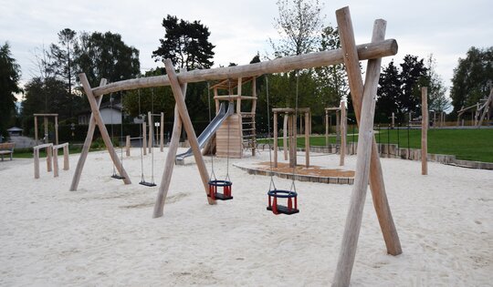 SC.040.3.r-4er-Holzschaukel---2-Sitz-und-2-Kleinkindsitze.JPG