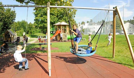 SC.080.32-Nestschaukelkombination-classic-mit-Kindern.jpg