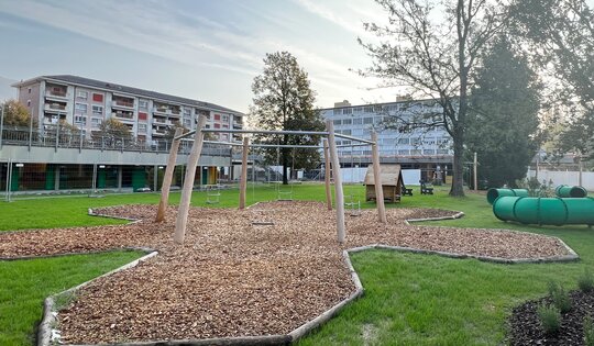 SC.100.1.r-Sechseckschaukel-in-Holz-Metall-nature.jpg