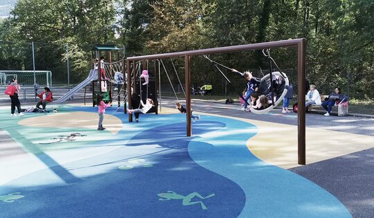 SC.162.32.c-Quader-Nestschaukel-Kombination-mit-Kindern.jpg