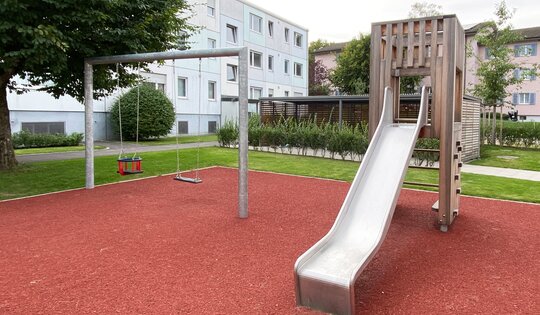 SC.160.2-2er-Quaderschaukel-mit-einem-Kleinkindersitz.JPG