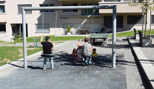SC.160.2-2er-Quaderschaukel-steel-mit-Kindern.JPG