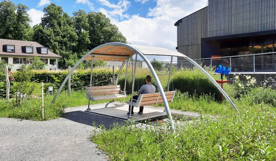 SC.200-Gruppenschaukel-steel-mit-Mann.jpg