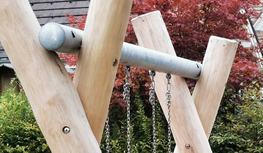 SC.071.2.r-Detail-2er-Schaukel-Holz_Metall-nature.jpg