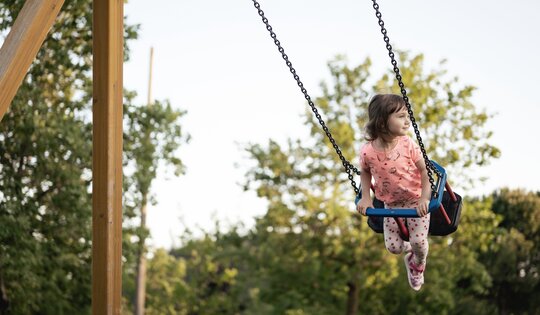 SC.070.2-Kleinkinderschaukel-classic-mit-Mädchen.jpg