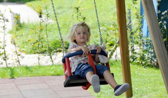 SC.Z10.3-Kleinkinder-Sicherheitssitz-mit-Edelstahlketten-mit-Mädchen-2.jpg