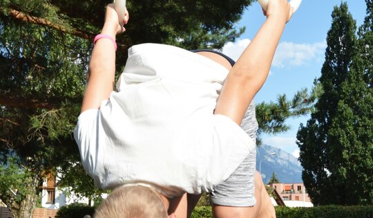 1.07.12.01-Schaukelringe-mit-Junge-am-turnen_nahe.JPG