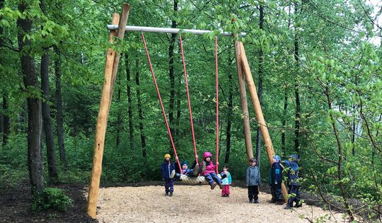 SC.090-XL-Romantikschaukel-mit-Kindern.jpg