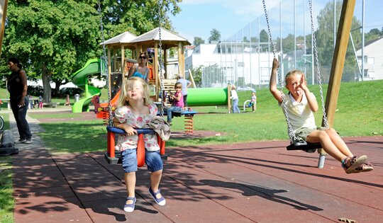 SC.070.2-2er-Kleinkindschaukel-Holz-Metall-classic-mit-2-Kindern.jpg