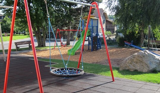 SC.130.1.c-Netzkorbschaukel-metal-rot.jpg