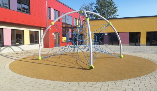 B90.1-BSF-_-Quadrifol-silber-mit-blau-bei-Schulhaus.jpg