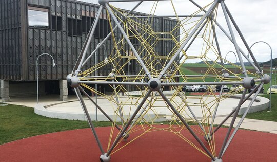 XL.90.100.111-Spaceball-L-seile-silber-gelbe-Seile.JPG