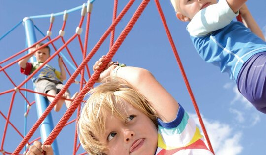 Kinder-klettern-in-Netzberg.jpg