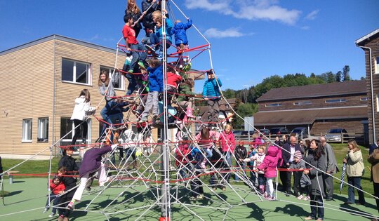 Pentagode-M-mit-vielen-Kindern-Cugy.jpg