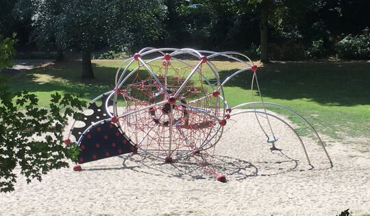 XL.90.112.99.105-Cosmo.105-Ball-rote-seile-im-Park.JPG