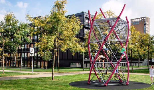 DNA-Tower-XL.03-rot-_-schlichter-Kletterturm-Stahl-.jpg