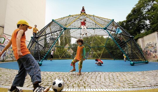 Geodom-Jungs-spielen-Fussball.jpg