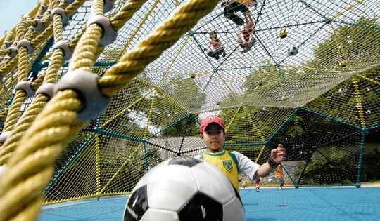 Geodom-Junge-mit-Fussball.jpg