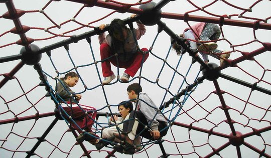 Kinder-in-Geoball.04.jpg