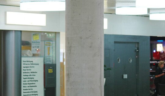 MO.18.01.h-Siena-Rundbank-mit-Baumausschnitt-geölt-O2967-hoch.JPG