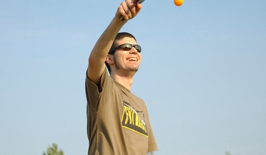 Mann-spielt-Tischtennis-Tisch-bimbo-_quadrat.jpg