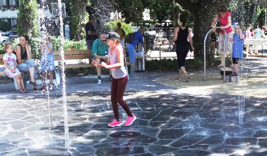 SW.202--O7598-Wassershow-Wasserspielgeräte-Generationen-Spielplatz-Erwachsene.jpg