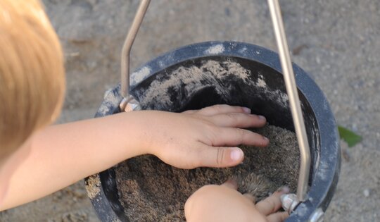SW.-Junge-mit-Sand-am-spielen-Detailaufnahme.jpg