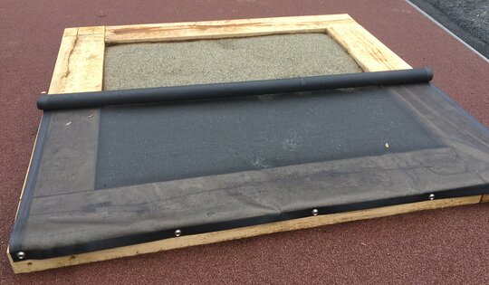 SW.012.15.h-Sandkasten-Style-1.5x1.5-mit-Abdeckung.JPG