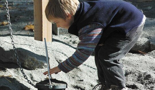 SW.090-Sandspielschiff-classic-mit-Junge-Detail.jpg