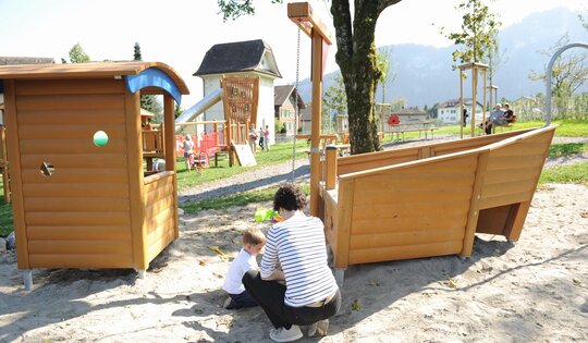 SW.090-Sandspielschiff-classic-mit-Menschen.jpg