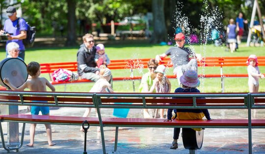 SW.200--O1171-Wassershow-Menschen.jpg
