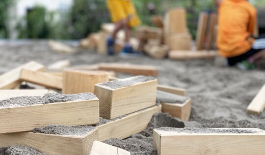 O8130-Holzklötze-im-Sand.JPG