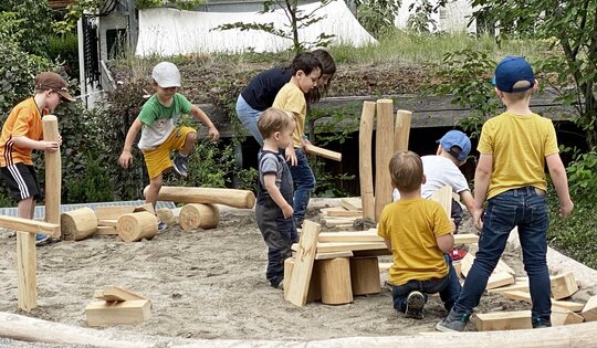 O8130-Gemeinsam-spielen-Kinder-Sand-.jpg