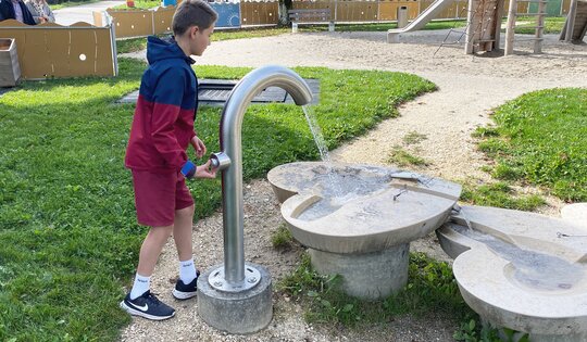 SW.132.3-Wasserspender-mit-Junge-O8283.JPG