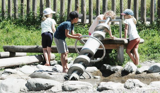 SW.141-Wasserspirale-offen-mit-Kindern-O7712.JPG