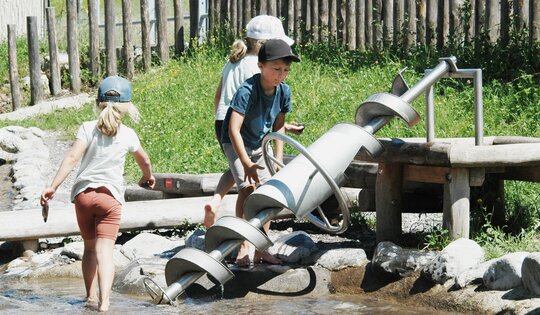 SW.141-Wasserspirale-offen-mit-Kindern-2-O7712.JPG