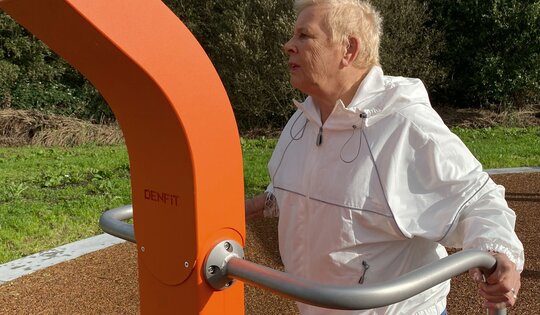 UF.6015-und-UF.6117-steel-orange-mit-Frau.jpg