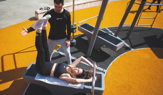 SF.1050-Sportpoint-Trainingskreis-Frau-und-Mann-am-trainieren.JPG