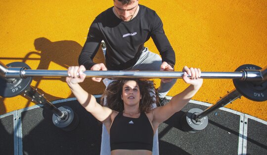 SF.1050-Sportpoint-Trainingskreis-Frau-und-Mann-am-trainieren-2.JPG