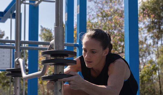 SWC.4459-Streetworkout-459-Frau-mit-Gewichtsscheiben.jpg