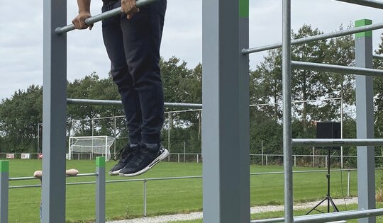 SWC.4558-Streetworkout-558-Mann-am-trainieren-2.JPG