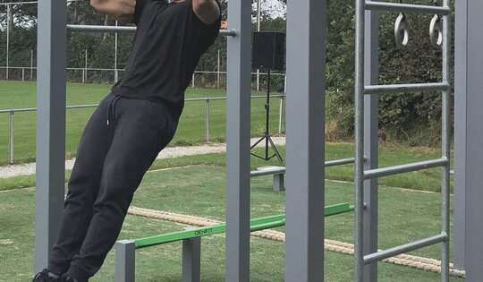 SWC.4558-Streetworkout-558-Mann-am-trainieren.JPG