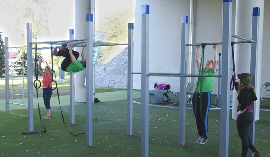 SWC.4559-Streetworkout-559-mit-Menschen-am-trainieren.JPG