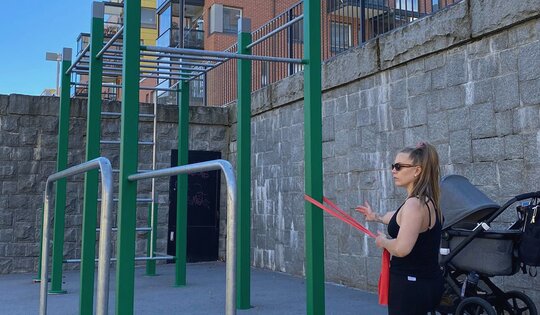 SWC.4588-Streetworkout-588-mit-Frau-am-trainieren-hoch.jpg