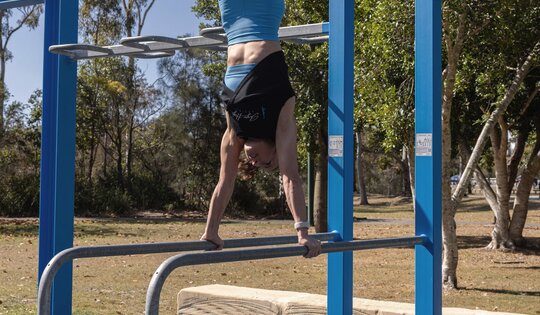 SWC.4654-Streetworkout-654-mit-Frau-Handstand-am-Barren.jpg
